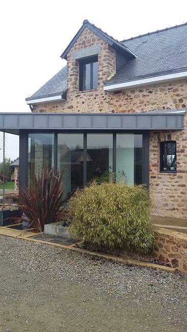 Vue ext�rieur aluminium d'une menuiserie BOIS ALUMINIUM